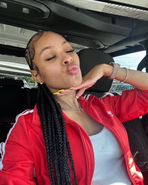 Pretty Vee Instagram - They Gotta Look To Me For What’s Next!😌😍

-Im Doing Summthing Very LEGENDARY Today🙈
Stay TUNE! 

-Jesus Is The GREATEST ✨

- Braids: @styledbyyaz_ Thank You Sis For Flying To The Yams For Me! I Really Appreciate You & Y’all Go Book Her💋