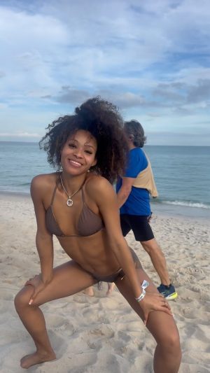 Pretty Vee Instagram - Why @thebsimone Didn’t Tell Me I Needed To Shave 😡🪒

-See How Your Friends DO YOU😫

- Ion Care Tho, I’m Bushy & What 

-I’m Still FINE AS HELL & NATURAL

Tag A Bushy Friend 
😂😫🪒😢
😡🫤🖕🏽🤢