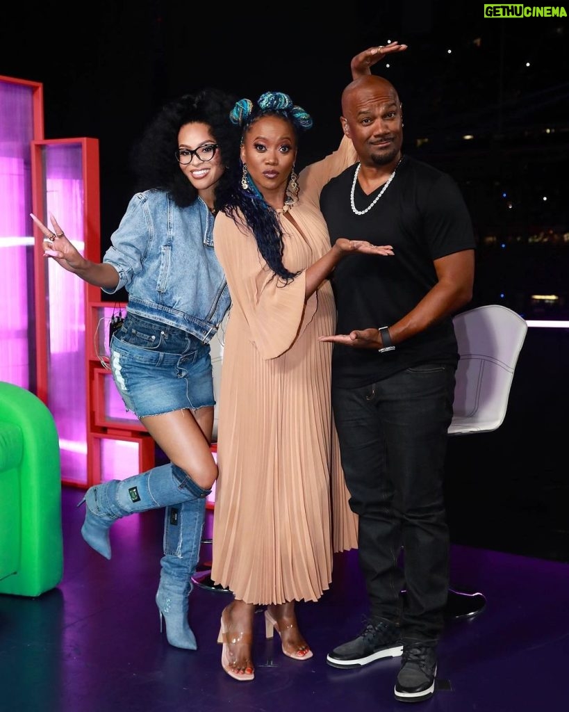 Pretty Vee Instagram - Took Big Steps To Get Here, My Euro Different 😍🎤 - So Many Legends In These Swipes. I’m Always A Student & A Fan First! So Grateful To Be Surrounded By Icons🤍 - @hulu Thank You For Having Me Host Alongside @bigtiggershow 💚 - Swipe To The Last Slide 😂🤪 - Thank Y’all For Supporting Me I Love Y’all 🤍 - PrettyVee 💋