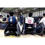 Prince Harry, Duke of Sussex Instagram - Hello Japan! 👋🏻🇯🇵 • The Duke of Sussex has arrived in Japan ahead of today’s Rugby World Cup 2019 Final. First stop is a visit to the new Para Arena training centre, a fully accessible venue to provide equal opportunities to the local community. The Duke met with local Paralympic hopefuls as they participated in training sessions including wheelchair rugby, boccia, and powerlifting. This was especially meaningful to His Royal Highness, who five years ago founded @WeAreInvictusGames - which uses the power of sport to inspire recovery and support rehabilitation of wounded veterans who have physical or mental injuries. Japan is the first-ever country to host two Paralympic Games! Next year Tokyo will welcome over 4,000 athletes from around the world, creating a huge opportunity to help celebrate and promote diversity. Thank you for the warm welcome, and good luck with all the training and preparation! We look forward to seeing you all compete in the @Tokyo2020 Paralympic Games next year! • 日本の皆さん、こんにちは！👋🏻🇯🇵 • サセックス公爵殿下は、本日のラグビーワールドカップ2019決勝戦を観戦するために来日しました。 観戦に先立って日本財団パラアリーナを視察しました。この施設は、パラリンピック競技普及の環境改善と地域社会に平等な機会を提供する目的で建設され、すべてがユニバーサルデザインで作られています。 殿下は、パラリンピックに向けてトレーニングに励む日本の車いすラグビー、ボッチャ、パワーリフティングの選手らと交流しました。スポーツの力を利用し、身体・精神的な怪我を負った退役軍人の支援と回復を促す@WeAreInvictusGamesを5年前に設立した殿下にとって、今回の視察は思い入れが深いものでした。 日本は世界で初めて2度目のパラリンピックを開催することになる国です。東京は来年、世界中から4,000人以上のアスリートを迎えます。多様性を祝い、促進する大きなチャンスとなることでしょう！ 皆様の温かい歓迎を心より感謝します。トレーニング、頑張ってください！来年の@Tokyo2020パラリンピックで皆様の雄姿を拝見するのを楽しみにしています Photo © SussexRoyal/PA