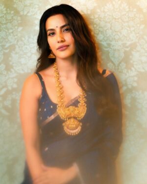 Priya Anand Instagram - 💙 

@kalyanjewellers_official 
@storiesbypreetham 
@vedya.balakumar
