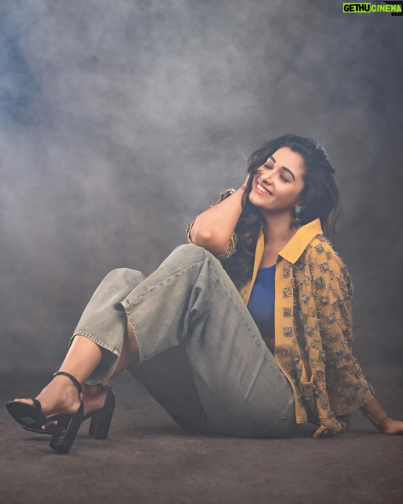 Priya Bhavani Shankar Instagram - #DemonteColony2 coming soon to haunt you trailer out now - link in Bio Wearing @yavi Jewellery @mykreshya Shoes @stevemaddenindia Styled by @malinikarthikeyan Style Team @harshene.ravichandar @hqrukmini @team___e MUA @makeupmaliksam Hair @makeover_ganesan Photography @arunprasath_photography