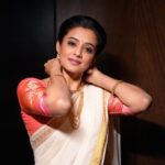 Priyamani Instagram - എല്ലാവർക്കും എന്റെ ഹൃദയം നിറഞ്ഞ ഓണാശംസകൾ🌼🌼🌼 📸…. @v_capturesphotography MUH : … @pradeep_makeup @shobhahawale
