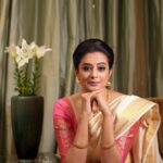 Priyamani Instagram - എല്ലാവർക്കും എന്റെ ഹൃദയം നിറഞ്ഞ ഓണാശംസകൾ🌼🌼🌼 📸…. @v_capturesphotography MUH : … @pradeep_makeup @shobhahawale