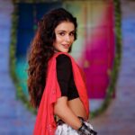 Priyanka Chahar Choudhary Instagram - May the light of victory always shine in your lives! Wishing you all a happy Dussehra!🌟🙏🏽 Make-up,hair&costume- @makeoverbysejalthakkar #priyankachaharchoudhary
