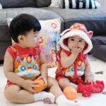 Puttichai Kasetsin Instagram - Happy Chinese New Year 2024 ครับ/ค่ะ พี่ๆ @pjpjpitt @welaand2bros 👦🏻👧🏻🧧🎊🪭🐉😊❤️🍊 ชุดน่ารัก @babylovett_brand
