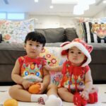 Puttichai Kasetsin Instagram - Happy Chinese New Year 2024 ครับ/ค่ะ พี่ๆ @pjpjpitt @welaand2bros 👦🏻👧🏻🧧🎊🪭🐉😊❤️🍊 ชุดน่ารัก @babylovett_brand