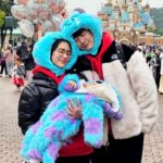 Puttichai Kasetsin Instagram - ทริปนี้พ่อกับแม่ยกนิ้วให้พีร์เจเลย เก่งมาก ไม่งอแงกินง่ายอยู่ง่ายในวัย 1 ขวบ 2 เดือนน้องเก่งมากครับ แถมเล่นเครื่องเล่นใน Disneyland กับพ่อแม่ได้แล้ว ชอบและตื่นตาตื่นใจมาก เข้าคิวต่อแถวแบบไม่ร้องเลย ☺️❤️ ชอบตอนน้องเดินส่ายหางดุ๊กๆดิ๊กๆครับ 55555 ชุดนี้ได้มาจากเพื่อนน้าตาลน้าตี้ ใส่อุ่นสุดๆ ถ้าไม่ได้ชุดนี้น้าาาไม่อยากจะคิด 😂 จู่ๆฮ่องกงก็6 องศา feel like 2 องศาแบบลมมมมมม ลูกน่ะอุ่นแต่พ่อกับแม่ก็คืองึกๆจ้า ไม่คิดว่าอากาศฮ่องกงจะลงไปเบอร์แรงขนาดนี้ ภายใน1 วัน 😅 แต่!!! คณะเราก็อยู่เข้าแบบ early pass และอยู่จนพลุจบ 12 ชม.เต็มไปเลยคร้าบทุกคน 🤣🥳🤩