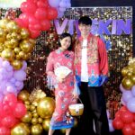 Puttichai Kasetsin Instagram - ทานข้าวปีใหม่ตรุษจีนกับทีมวิฟสกินที่รัก ขอบคุณที่ร่วมสร้างครอบครัวเราไปด้วยกันน้าาา เฮงๆรวยๆสุขภาพแข็งแรงทุกๆคนค่ะ ลุ้นอังเปาสนุกมากกกกก ขอบคุณอังเปา top up ซองพิเศษจากป่ะป๊า หม่าม้า น้องสาวที่น่ารักด้วยนะคะ @nieabtrinn ☺️🙏🏼🧧❤️🎊🪭🐉 ❤️💜 @vivskin 🎉🎈 @balloonpop_pop 🍽️🍾 @watersidekaraoke Waterside Karaoke Restaurant