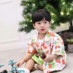 Puttichai Kasetsin Instagram - หมั่นเขี้ยวเจ้าลูกคร้าบบบบ หน้าไม่ซ้ำซักรูป ส่วนรูปสุดท้ายที่มาของคำว่า หล่อลื่น ครับผม พีร์เจเป็นเด็กสายฮา @pjpjpitt 😂🎄🤣✨😆❤️ ชุดน่ารักจาก @saifahbhayu ครับ ☺️🙏🏼🫰🏼