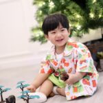 Puttichai Kasetsin Instagram - หมั่นเขี้ยวเจ้าลูกคร้าบบบบ หน้าไม่ซ้ำซักรูป ส่วนรูปสุดท้ายที่มาของคำว่า หล่อลื่น ครับผม พีร์เจเป็นเด็กสายฮา @pjpjpitt 😂🎄🤣✨😆❤️ ชุดน่ารักจาก @saifahbhayu ครับ ☺️🙏🏼🫰🏼
