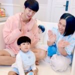 Puttichai Kasetsin Instagram - Always Happy ครับ 😆🩵✨ ทุกวันก่อนทำกิจกรรม ขาดไม่ได้เลยที่แม่ต้องบำรุงผิวให้น้องพีร์เจ เตรียมผิวให้ชุ่มชื้น พร้อมกลิ่นหอม น่ารักอารมณ์ดี พร้อมไปลุยทุกกิจกรรม ด้วย ดีนี่ ออร์แกนิค ออลเวย์ส แฮปปี้ เบบี้โลชั่น ที่มาพร้อม Emoti Tech เทคโนโลยีกลิ่นหอมที่ช่วยให้เบบี้อารมณ์ดี : ตัวช่วยที่แม่วางใจ บำรุงผิวต้าวพีร์เจให้เนียน นุ่ม หอมน่ารักอารมณ์ดีทั้งวัน 😄🫰🏼 #DneeThailand #DneeSmileBooster #บูสต์รอยยิ้มได้ทั้งบ้าน