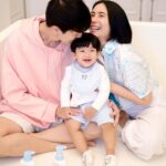 Puttichai Kasetsin Instagram - Always Happy ครับ 😆🩵✨ ทุกวันก่อนทำกิจกรรม ขาดไม่ได้เลยที่แม่ต้องบำรุงผิวให้น้องพีร์เจ เตรียมผิวให้ชุ่มชื้น พร้อมกลิ่นหอม น่ารักอารมณ์ดี พร้อมไปลุยทุกกิจกรรม ด้วย ดีนี่ ออร์แกนิค ออลเวย์ส แฮปปี้ เบบี้โลชั่น ที่มาพร้อม Emoti Tech เทคโนโลยีกลิ่นหอมที่ช่วยให้เบบี้อารมณ์ดี : ตัวช่วยที่แม่วางใจ บำรุงผิวต้าวพีร์เจให้เนียน นุ่ม หอมน่ารักอารมณ์ดีทั้งวัน 😄🫰🏼 #DneeThailand #DneeSmileBooster #บูสต์รอยยิ้มได้ทั้งบ้าน