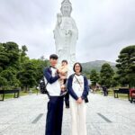 Puttichai Kasetsin Instagram - ทริปฮ่องกงไหว้พระขอพรคร้าบ ☺️🙏🏼🤍 📌 เป็นทริปฮ่องกงที่อากาศหนาวมากๆ งึกๆ feel like 2 องศาไปเลยสิคร้าบ 🥶😅 ขอบคุณพี่เต้ยไกด์ประจำทริป และ ขอบคุณเพื่อนรักทั้งหลายที่ต้องเข้าใจแม่ๆและเด็กเล้กกกก 🤣
