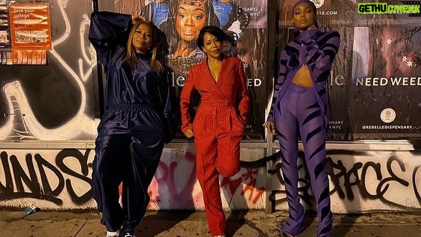 Queen Latifah Instagram - Giving that photo shoot energy 🤣🔥💕 Repost from @gabunion • Getchu some friends that stop traffic and hype you up during your late night pizza run impromptu photo shoots! 😂😂😂😂😂😂😂😂 @iamreginaking @queenlatifah love my girls!!!