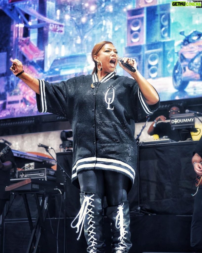 Queen Latifah Instagram - Whether I’m writing songs like #LadiesFirst or producing films for the #QueenCollective, at the heart is telling stories that matter; stories that represent and uplift us. Last weekend, these worlds came together as @proctergamble and @walmart presented @llcoolj’s @rockthebells festival, celebrating #50YearsOfHipHop with legends of the rap game all on one stage! Hip Hop changed the world, lives, and generations. We give 💐 to the artists who became the icons that made our culture, THE culture. In doing so, we also continue to #WidenTheScreen for this and future generations with artists who see and represent us with brilliance, creativity, style, and excellence. And never stop letting ‘em know. #RockTheBellsFestival #GiveItToEmQueen #HipHopCulture