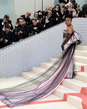 Quinta Brunson Instagram - Well. I went to my very first met gala. 

Thank you @prabalgurung for working with @bryonjavar to bring all 4’11” of me to the carpet.

Thank you @voguemagazine for having me.

Hair @alexander_armand 
Nails @customtnails1 
Makeup @jessicasmalls 
Photos @gettyimages & @lewismirrett