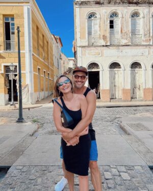 Rômulo Estrela Instagram - Maranhense, com orgulho.
Com saudade.
Com o coração cheio de amor, de memórias e com a esperança de ver minha terra prosperar e ser vista com a grandiosidade que é, com a riqueza cultural que possui, com gente que cuide dela do jeito que merece, do jeito que esse povo lindo e carinhoso merece viver.
Até logo meu Maranhão, já já tô de volta… ❤️