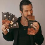 Rômulo Estrela Instagram - Agora além da versão tradicional, a @kopenhagen_ lançou também novos deliciosos Tabletes Língua de Gato. Se a linha Língua de Gato já era minha preferida, imagina agora com as versões Língua de Gato Branco, Extra Cremoso, Amêndoas e Branco com Cookie . 🤤🍫 Já experimentaram essas novidades? Me contem aí nos comentários. #NovosTabletesLinguaDeGato #EspetacularmenteCremoso #Kopenhagen #QuandoTemMarca