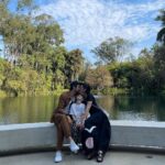 Rômulo Estrela Instagram - Esse lugar já tava no meu roteiro há muito tempo. @inhotim não é só um museu a céu aberto com um acervo extremamente relevante de arte contemporânea, é um jardim botânico riquíssimo e diverso. Passamos dois dias vivendo essa atmosfera, e momentos assim alimentam a alma, os amores e fortalecem os laços.❤️ Obrigado pelo convite @inhotim @galvaoleo @priborgonov, foi demais. Fotos da incrível @lecanovo. #anoitecer #inhotim Inhotim