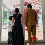 Rômulo Estrela Instagram - Esse lugar já tava no meu roteiro há muito tempo. @inhotim não é só um museu a céu aberto com um acervo extremamente relevante de arte contemporânea, é um jardim botânico riquíssimo e diverso. Passamos dois dias vivendo essa atmosfera, e momentos assim alimentam a alma, os amores e fortalecem os laços.❤️ Obrigado pelo convite @inhotim @galvaoleo @priborgonov, foi demais. Fotos da incrível @lecanovo. #anoitecer #inhotim Inhotim