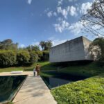 Rômulo Estrela Instagram - Esse lugar já tava no meu roteiro há muito tempo. @inhotim não é só um museu a céu aberto com um acervo extremamente relevante de arte contemporânea, é um jardim botânico riquíssimo e diverso. Passamos dois dias vivendo essa atmosfera, e momentos assim alimentam a alma, os amores e fortalecem os laços.❤️ Obrigado pelo convite @inhotim @galvaoleo @priborgonov, foi demais. Fotos da incrível @lecanovo. #anoitecer #inhotim Inhotim