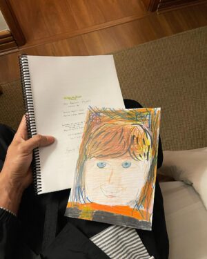 Rômulo Estrela Instagram - Começando um novo trabalho por aqui. É tão bom ver um roteiro tomar forma fora do papel e construir junto de pessoas talentosas mais um personagem. Vambora pra mais um processo, contar mais essa história. 🤍