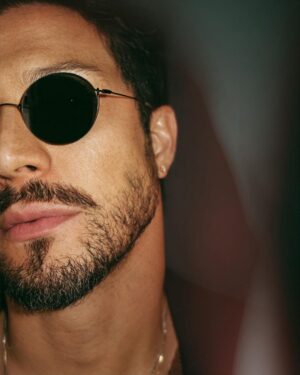 Rômulo Estrela Instagram - uma visita à elegância dos anos 30 e 40 pelas lentes de Icon de
@giorgioarmani. 🕶️ #GAeyewear