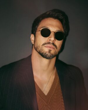 Rômulo Estrela Instagram - uma visita à elegância dos anos 30 e 40 pelas lentes de Icon de
@giorgioarmani. 🕶️ #GAeyewear