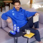 Rômulo Estrela Instagram - Toda família tem suas tradições, né? Aqui em casa, por exemplo, a gente não abre mão de um bom cuscuz nordestino no café da manhã, momentos de lazer no domingo em família e, claro, quando o assunto é má digestão, uma que não pode faltar é Leite de Magnésia de Phillips @lmdephillips. E aí, qual é a tradição na casa de vocês? •publi #LeitedeMagnésiadePhillips #OriginalÉPhillips #azia #mádigestão LEITE DE MAGNÉSIA DE PHILLIPS - hidróxido de magnésio 8% (p/v). USO ORAL. USO ADULTO E PEDIÁTRICO ACIMA DE 2 ANOS. Indicação: Como laxante suave para o tratamento da prisão de ventre ocasional e como antiácido, para alívio de azia e excesso de acidez no estômago. MEDICAMENTO DE NOTIFICAÇÃO SIMPLIFICADA RDC N°. 576/2021. AFE 1.03764-8. Produto notificado por: Aspen Pharma Indústria Farmacêutica Ltda. SAC: 0800 026 23 95 ǀ sac@br.aspenpharma.com. NÃO USE ESTE MEDICAMENTO EM CASO DE DOENÇA DOS RINS. SE PERSISTIREM OS SINTOMAS, O MÉDICO DEVERÁ SER CONSULTADO. 10/01/2023. V.06. JULHO/2023 BR-LMP-EXT- 072023-015