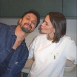 Rômulo Estrela Instagram - dump de um set em casa. nesse malabarismo bom entre o ofício e a paternidade enquanto Theo tá de férias, descobrindo como família e trabalho conseguem se encaixar perfeitamente por aqui. ❤️