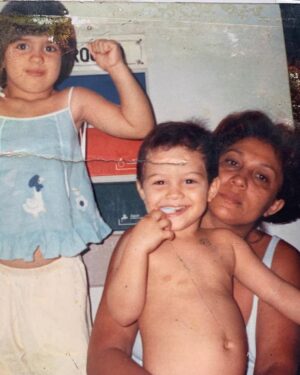 Rômulo Estrela Instagram - 40 🎉
Talvez o momento em que você começa realmente a entender as referências dos seus pais e pensa que 22 horas é um horário decente para estar de pijama.

Acho que chegar aos 40 é como um upgrade: já se tem uma boa estrada percorrida, mas ainda cheio de energia para caminhar mais.
Estou feliz, com saúde, fazendo o que eu amo, com uma família do jeitinho que eu sonhei, com os melhores amigos que eu poderia ter nesta vida. Então, só tenho a agradecer muito...