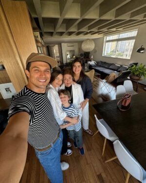 Rômulo Estrela Instagram - 40 🎉
Talvez o momento em que você começa realmente a entender as referências dos seus pais e pensa que 22 horas é um horário decente para estar de pijama.

Acho que chegar aos 40 é como um upgrade: já se tem uma boa estrada percorrida, mas ainda cheio de energia para caminhar mais.
Estou feliz, com saúde, fazendo o que eu amo, com uma família do jeitinho que eu sonhei, com os melhores amigos que eu poderia ter nesta vida. Então, só tenho a agradecer muito...