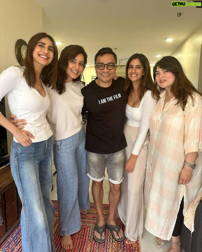 Raashi Khanna Instagram - Movie date with my girls and a विचित्र प्राणि @bodhayanroychaudhury 🍿 @_vaanikapoor_ @rabbeqaiqbal @makeupbyshefali.s ♥️