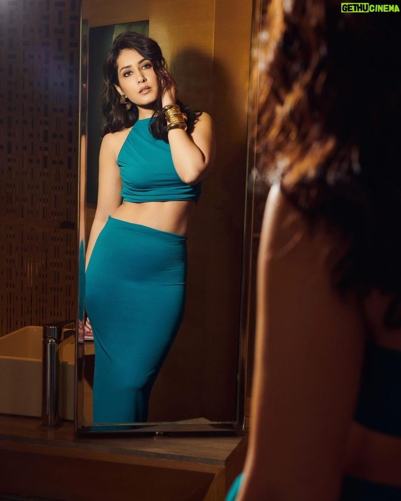 Raashi Khanna Instagram - S-TEAL-ling glances 💫