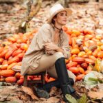 Rafa Brites Instagram - Rota do cacau. Tive ume experiência linda para conhecer o programa #Cocoaplan que tem como o objetivo fomentar e implementar práticas regenerativas e sustentáveis na cadeia de produção desse fruto tão mágico. Agora toda vez que for degustar ou atacar mesmo aquele chocolate delicioso vou lembrar de toda a importância que o cacau tem para nosso país. Melhor é ter essa experiência com os amigos @ritabatista @juferraz @cacelico e @enzocelulari ! Obrigada @cantagalo.cacau @nestlechocolates ate a próxima! Fotos @lecanovo #publi