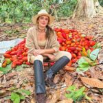 Rafa Brites Instagram - Rota do cacau. Tive ume experiência linda para conhecer o programa #Cocoaplan que tem como o objetivo fomentar e implementar práticas regenerativas e sustentáveis na cadeia de produção desse fruto tão mágico. Agora toda vez que for degustar ou atacar mesmo aquele chocolate delicioso vou lembrar de toda a importância que o cacau tem para nosso país. Melhor é ter essa experiência com os amigos @ritabatista @juferraz @cacelico e @enzocelulari ! Obrigada @cantagalo.cacau @nestlechocolates ate a próxima! Fotos @lecanovo #publi