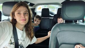 Rafa Brites Instagram - Pra quem tinha medo de dirigir na estrada… Aqui tô eu com um carro enorme , porta mala cheio, véspera de feriado e meus dois filhos no carro! Vencer nossos medos, ter MAIS CORAGEM.. que sensação única!