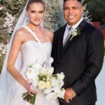 Rafa Brites Instagram - Repare na evolução das fotos… O casamento da @celinalocks e do @ronaldo foi perfeito, não só pq tudo estava lindo… mas pq tudo estava leve, feliz e dançante! É impressionante como a Celina tem esse dom, ser o ápice da chiqueza e bom gosto , mas nunca chegar perto da frescura ou ostentação.. Que o amor vença todos os dias e a vida de vcs tenha o gosto daquela pipoquinha doce