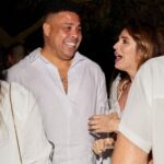 Rafa Brites Instagram - Repare na evolução das fotos… O casamento da @celinalocks e do @ronaldo foi perfeito, não só pq tudo estava lindo… mas pq tudo estava leve, feliz e dançante! É impressionante como a Celina tem esse dom, ser o ápice da chiqueza e bom gosto , mas nunca chegar perto da frescura ou ostentação.. Que o amor vença todos os dias e a vida de vcs tenha o gosto daquela pipoquinha doce