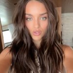Rafa Kalimann Instagram - Vamos falar de cabelos? Cuidar dos meus em todos os meus momentos é algo essencial pra mim 🫶 A @braehaircare acabou de lançar o Essential anti quebra, Que chegou para complementar a linha que já é uma queridinha da marca, a Essential! O essential anti quebra é um leave-in que possui foco em reparação intensa para todos os tipos de cabelos, tem ação anti quebra nos fios e conta com proteção térmica, para ser usado antes de ferramentas térmicas. Aquele favorito para ter sempre em mãos viu? #hair ad