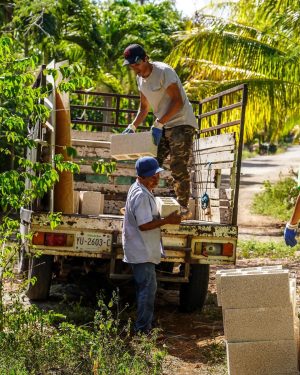 Rafa Polinesio Instagram - Iniciamos la construcción de nuestro huerto hace semanas 📅 está tomando más días de lo que me imaginé😅 cuando terminemos se los muestro💥 🥦🍅🌽