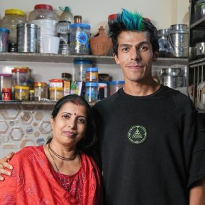 Rafa Polinesio Instagram - Mi familia india 🇮🇳 jajajaja mi cara en la primera foto 😂💀pero es la única que tenía con mi mamá India.
Polinesios Gold ya vieron la versión extendida del vlog??