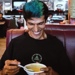 Rafa Polinesio Instagram - Mi familia india 🇮🇳 jajajaja mi cara en la primera foto 😂💀pero es la única que tenía con mi mamá India.
Polinesios Gold ya vieron la versión extendida del vlog??