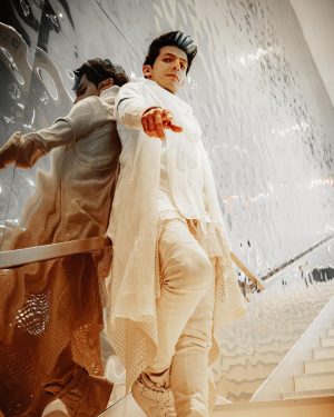 Rafa Polinesio Instagram - Me encantó este outfit ⚪️ pero verlos, escucharlos y sentirlos llenó mi 💚!!
💭💭💭
Hace tiempo me desconecte de este tipo de eventos 📸 para vivir otras experiencias y ahora que volví recordé lo bien que me la paso, me sentía en mi elemento y sobre todo estar junto a ustedes (que por cierto): fue lo que más hice en esta alfombra “platicar y abrazarlos”.
Me decían: 
“He comido más con ustedes que con mis papás” 
“Ustedes fueron mi infancia y ahora mi adolescencia” 

Ese día mis Polinesios me recordaron la gran familia que somos y que unidos podemos ir más allá de nuestros sueños. 👐
Es tiempo para “La Nueva Era PP”, ahora estaremos mas cerca de ustedes en diferentes formas, más allá de lo que podemos imaginar y el mundo conocerá la fuerza de nuestra familia porque TODO ES POSIBLE!!
💭💭💭
Disfruten el juego 💚