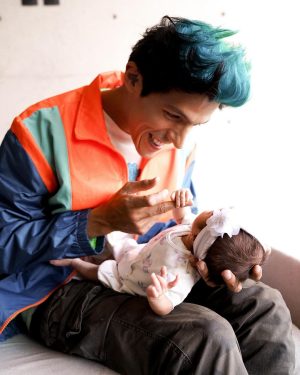 Rafa Polinesio Instagram - Las fotos que les había prometido con Alquimia!! 👶 Es muy tranquila y despierta 💥🙌