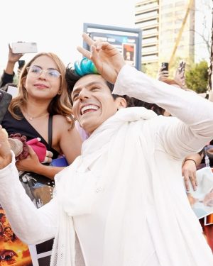 Rafa Polinesio Instagram - Me encantó este outfit ⚪️ pero verlos, escucharlos y sentirlos llenó mi 💚!!
💭💭💭
Hace tiempo me desconecte de este tipo de eventos 📸 para vivir otras experiencias y ahora que volví recordé lo bien que me la paso, me sentía en mi elemento y sobre todo estar junto a ustedes (que por cierto): fue lo que más hice en esta alfombra “platicar y abrazarlos”.
Me decían: 
“He comido más con ustedes que con mis papás” 
“Ustedes fueron mi infancia y ahora mi adolescencia” 

Ese día mis Polinesios me recordaron la gran familia que somos y que unidos podemos ir más allá de nuestros sueños. 👐
Es tiempo para “La Nueva Era PP”, ahora estaremos mas cerca de ustedes en diferentes formas, más allá de lo que podemos imaginar y el mundo conocerá la fuerza de nuestra familia porque TODO ES POSIBLE!!
💭💭💭
Disfruten el juego 💚