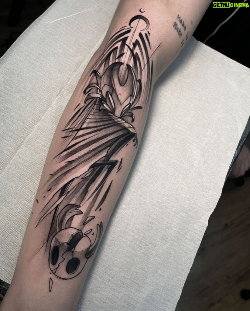 Rafael Lange Instagram - eu falei que ia tatuar o primeiro monstro que me matasse no hollow knight foi ele ✒️: @rodferod