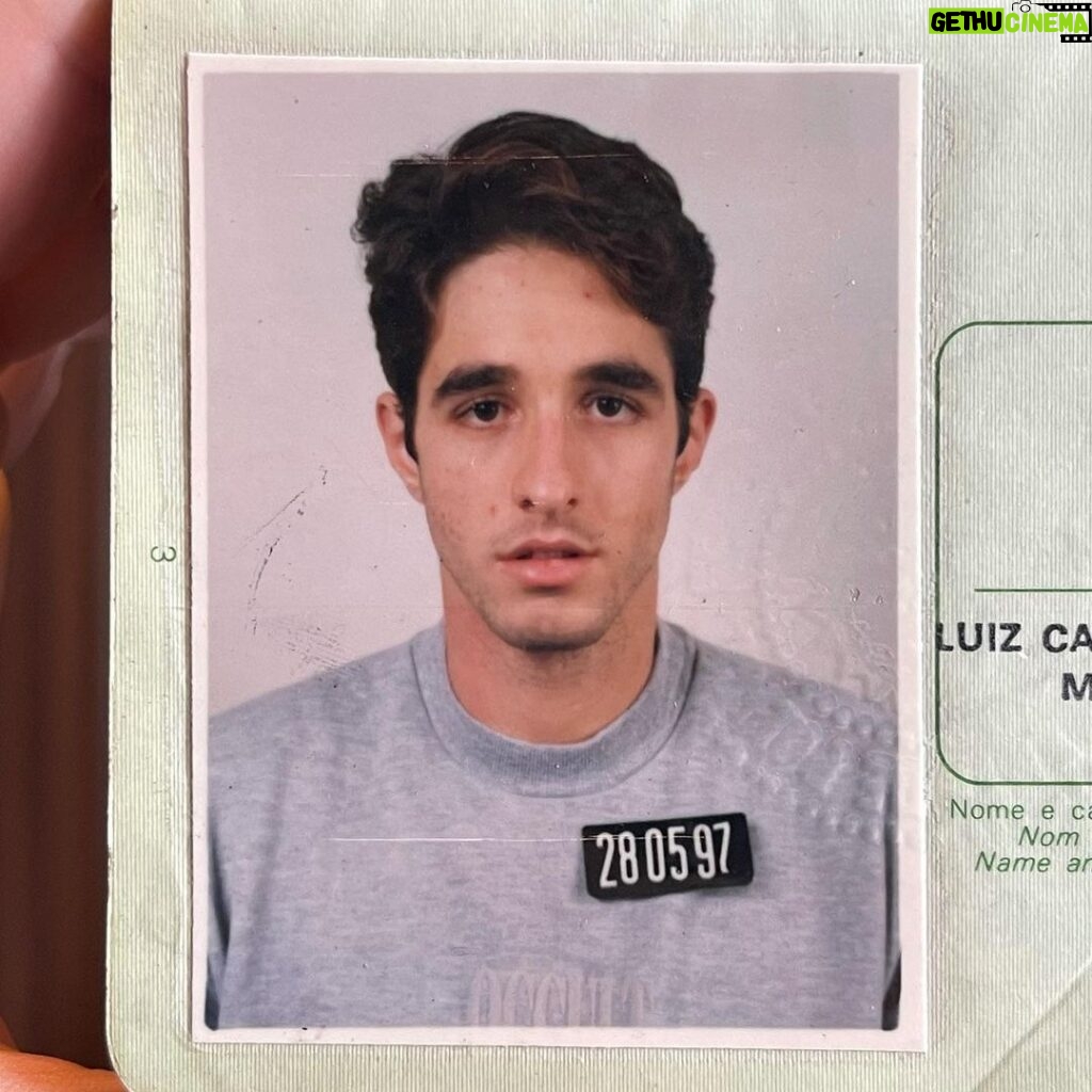 Rafinha Bastos Instagram - #tbt Foto do meu 1º passaporte. Poucos sabiam que por trás desse olhar triste e singelo existia um delinquente que conquistaria o coração do Brasil. ❤️ Ps: Ou não.