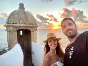 Rafinha Bastos Instagram - Vim pra Bahia com ela. Peguei sol, visitei coisas velhas, passeei por ruelas apertadas, entrei em igrejas abafadas e ainda sorri para 648 fotos. Ou tô apaixonado… ou enloqueci. Me casa ou me interna, Brasil. Ps: Sim… sugeri fazer o passeio pelo Google Street View, mas a idéia não foi bem recebida.